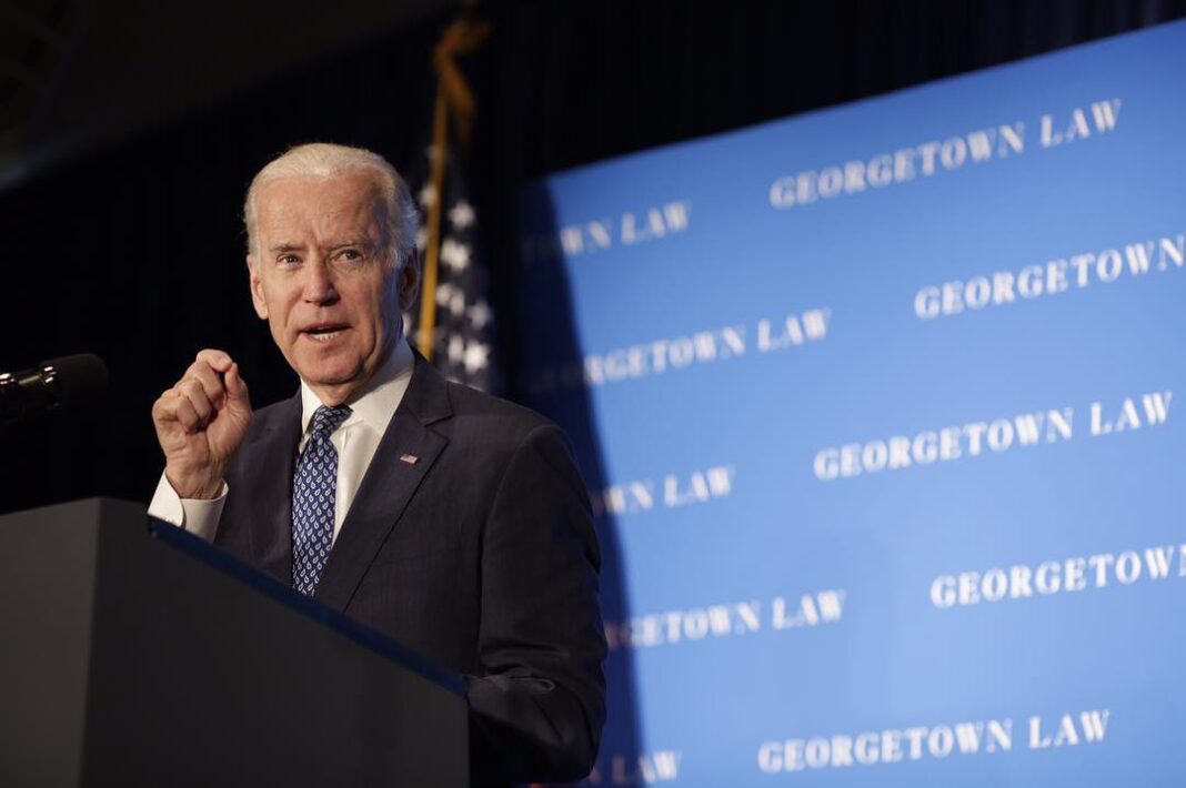 Orden ejecutiva de Biden restringe la solicitud de asilo a los inmigrantes que cruzan ilegalmente la frontera Joe_Biden_speaking_at_Georgetown_Law_in_2016